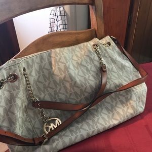 MK purse like brand new . I paid 320 asking 150